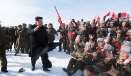 Xuất hiện video Kim Jong-un leo núi Bạch Đầu bất chấp gió tuyết