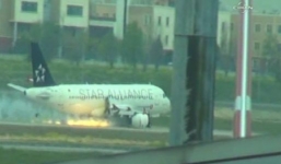 Máy bay chở 97 hành khách cháy động cơ khi đang bay