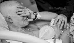 Rơi lệ cảnh mẹ ung thư bị cắt một bên ngực vẫn cho con bú