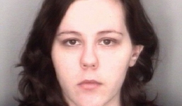 Sinh con ở phòng tắm công ty rồi giấu vào ngăn bàn