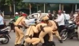 Video: 4 CSGT 'vật lộn' với nam thanh niên vi phạm giằng xe tháo chạy