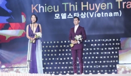 Trang Khiếu nổi bật, lấn át Ngọc Trinh nhận giải thưởng tại Hàn Quốc