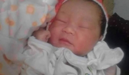 Bé gái sơ sinh còn nguyên nhau thai bị bỏ rơi bên đường, kiến đốt đầy người