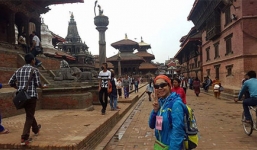 Con cố diễn viên Hồng Sơn bị kẹt trong thảm họa động đất Nepal