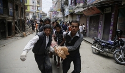 Động đất kinh hoàng ở Nepal: Cứu hộ đào bới bằng tay, thi thể chất thành đống