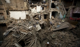 Clip: Cảnh hồ rung lên bần bật, tòa nhà lắc lư dữ dội trong trận động đất Nepal