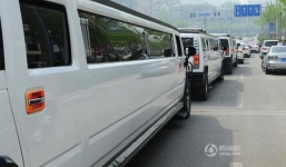 Đại gia Trung Quốc đón vợ Nga bằng dàn 30 xe sang 