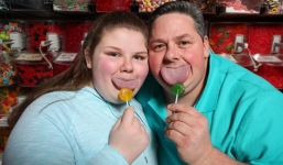 Chân dung bố con người đàn ông có lưỡi to nhất thế giới