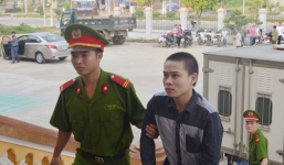 Bế thốc bé gái chăn trâu vào bụi cây để thỏa mãn thú tính