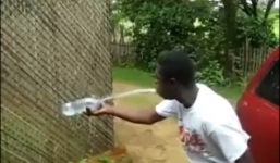 Video: Bất ngờ với anh chàng có dạ dày to chứa nước 2 chiều