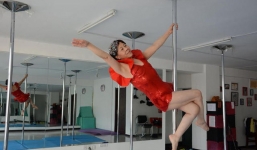 Cụ bà 65 tuổi múa cột dẻo như thanh niên