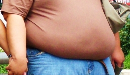 Ông bố 4 con 'hạ sinh' bào thai song sinh của mình qua rốn