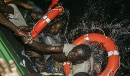 Xác người nổi lềnh bềnh khi di cư qua Địa Trung Hải