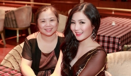 Hương Tràm khoe mẹ trẻ, đẹp trong sự kiện