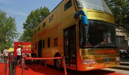 Mục sở thị xe buýt bằng vàng giá hơn 17 tỷ đồng