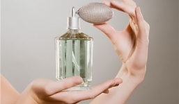 Nhớ chồng, tự sản xuất nước hoa có mùi cơ thể chồng quá cố
