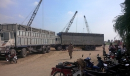 Xe tải cán chết một người phụ nữ bán bánh ngọt