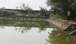 Bé 3 tuổi ngã xuống ao tử vong vì theo mẹ đi tập múa