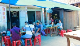 Mâu thuẫn gia đình, chồng ôm con treo cổ tự tử