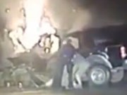 Video: Giải cứu người đàn ông bị mắc kẹt trong ô tô đang bốc cháy