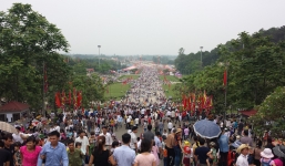 Dòng người về đất Tổ đón đợi thời khắc dâng hương các Vua Hùng