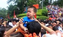 Trẻ con 'khóc thét' giữa biển người xô đẩy nhau vào hội Đền Hùng