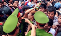 Hàng triệu người chen lấn, xẻ rừng, leo trèo vào dự lễ Đền Hùng