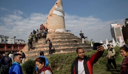 Phẫn nộ với cảnh chụp ảnh 'tự sướng' trong vụ động đất ở Nepal