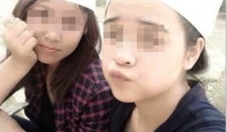 Quấn khăn tang chụp ảnh tự sướng trong đám tang bà: Hai thiếu nữ mong được tha thứ