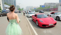 Chú rể Trung Quốc đón cô dâu Nga bằng dàn siêu xe hoành tráng