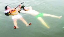 Chuyện khó tin về gia đình có nhiều người tự nổi trên mặt nước