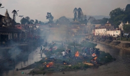 Video: Nepal hỏa thiêu nạn nhân động đất trong nước mắt tuyệt vọng