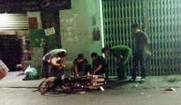  Sau khi bị đánh hạ, đối phương bất ngờ ngồi dậy, dùng dao đâm chết nạn nhân