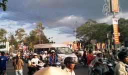 Cố vượt đèn đỏ, vướng vào dây kéo của 2 ô tô nên ngã tử vong