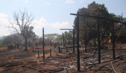 Sét đánh, thiêu rụi nhiều nhà ở làng Bana trăm tuổi