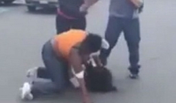 Giành chỗ đỗ xe, vợ xông vào đánh người, chồng đứng ngoài bế con cổ vũ