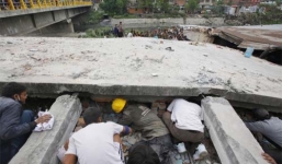 Clip ghi lại khoảnh khắc động đất kinh hoàng khiến Nepal rung chuyển