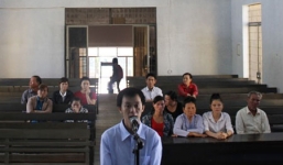 Thản nhiên đứng xem nhóm bạn lần lượt 'hành sự' với bé gái 12 tuổi