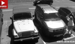 Cụ bà tức giận đập vỡ kính xe vì bị thanh niên tranh mất chỗ đỗ xe