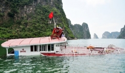 Một tàu chở 48 du khách bị đâm chìm trên vịnh Hạ Long 