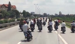 Video: Hàng chục thanh niên dàn hàng, đánh võng trên Quốc lộ 5