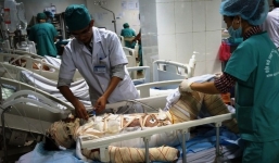 Con nghịch đổ can xăng, mẹ cháy toàn thân như đuốc sống: Người mẹ đã tử vong 