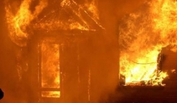 Nỗi đau của người đàn bà biết chồng “lòng thòng” với chị hàng xóm