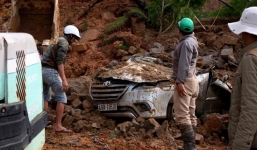 Sạt tuyluy, xe 7 chỗ bị chôn vùi trong đất đá, tài xế may mắn thoát chết