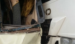 20 người hoảng loạn vì xe khách bị xe rác đâm bẹp dúm