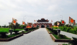 Mục sở thị 6 tấm bia đá 'lạ' tại di tích Đền Trần