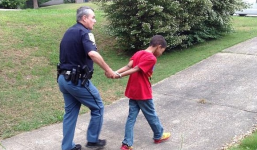 Bà mẹ “thiết quân luật” nhờ cảnh sát “trị” con trai hỗn láo