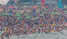 Kinh hoàng cảnh bãi biển Trung Quốc “nhung nhúc” người dịp nghỉ lễ