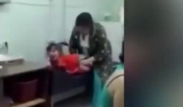 Clip bé gái 6 tuổi bị y tá đánh dã man vì sợ tiêm