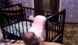 Clip: Bé trai “vượt ngục” khỏi cũi trong nháy mắt